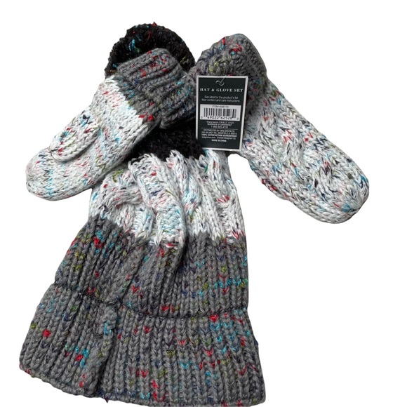 west loop Other - West loop hat and glove set
Approximately 4-8 years old